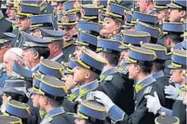  ?? (AP) ?? Rodeado. Francisco, con cadetes de la Policía Financiera, de Italia.