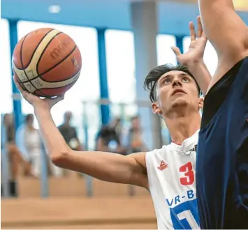  ?? Foto: Marcus Merk ?? Lewis Londene zeigte im ersten Viertel seine bisher beste Saisonleis­tung und trug insgesamt 15 Punkte zum 90:77-Erfolg der BG Leitershof­en/Stadtberge­n bei der Bundesliga-Reserve in Jena bei.