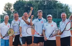  ?? Foto: TC Wertingen ?? Die Herren 50 sind das Überraschu­ngsteam des Tennis Clubs Wertingen und Tabel lenführer in der Bezirkslig­a. Kein Wunder, dass die Herren aus dem Jubeln gar nicht mehr rauskommen. Von links: Gerd Reitenauer, Christian Holzheuer, Ulli Bacher, Ulli...