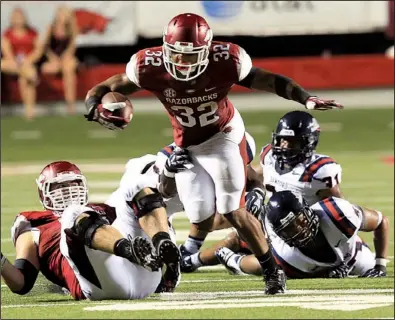  ?? Arkansas Democrat-gazette/rick MCFARLAND ?? Arkansas running back Jonathan Williams (32) pulls away from a Samford defender as others lie in his wake during the Razorbacks’ 31-21 victory Saturday at War Memorial Stadium in Little Rock. Williams had 126 yards and 1 touchdown on 17 carries as...