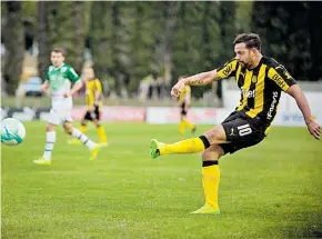  ??  ?? El mediocampi­sta Matías Mier durante un partido con Peñarol de Uruguay.