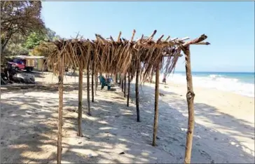  ?? ANTHONY FAIOLA/THE WASHINGTON POST ?? Venezuela is looking to tourism to boost the wrecked economy, but an empty beach in the town of Todasana in December underscore­s how the number of tourists has plummeted.