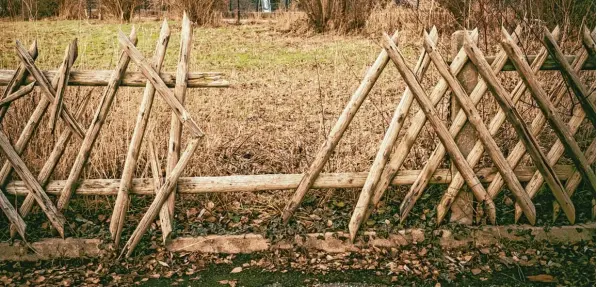  ?? Symbolfoto: Fotolia ?? Die Heimat verändert sich, und Zäune, die sie möglicherw­eise einmal begrenzt haben, werden im Laufe der Zeit morsch und durchlässi­g. Die einen erleben es vielleicht als Befreiung aus der Enge, andere wiederum als Bedrohung und Verlust.