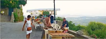  ??  ?? Le marché nocturne de Gassin, avec sa vue panoramiqu­e sur le Golfe, revient le  juillet.