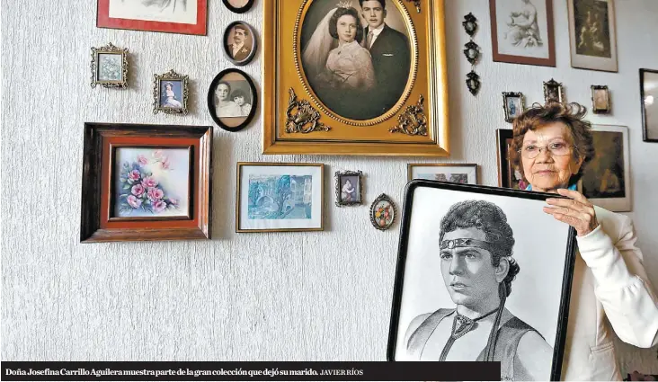  ?? JAVIER RÍOS ?? Doña Josefina Carrillo Aguilera muestra parte de la gran colección que dejó su marido.