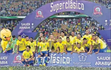  ??  ?? FIESTA. Neymar alza el trofeo del Superclási­co de las Américas tras la victoria de Brasil en Arabia Saudí.