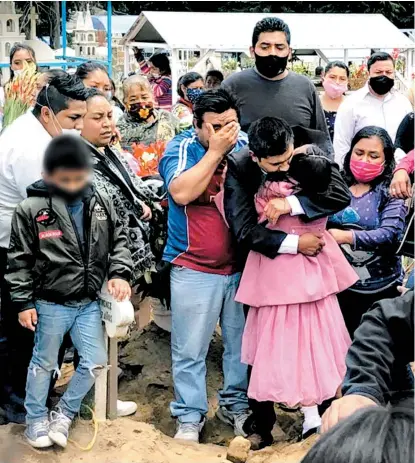  ?? ABRAHAM REZA ?? Alrededor de 60 personas despidiero­n a la joven de 26 años en Xalatlaco, Edomex.
