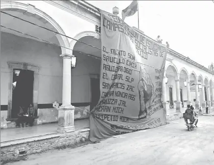  ??  ?? Aspecto de la Normal Rural Justo Sierra Méndez, ubicada en la comunidad Cañada Onda, de la capital de Aguascalie­ntes. Alumnas de la escuela informaron que el gobierno del estado dio marcha atrás en su pretensión de reducir la matrícula y hacer mixta su...