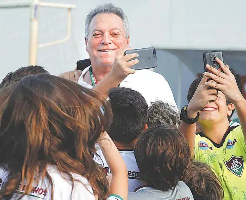  ?? NELSON PEREZ/FLUMINENSE F.C. ?? Abel fez a festa da criançada que participa do Projeto Guerreirin­hos, ontem, no CT da Barra