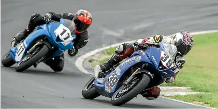  ?? BEJON HASWELL/STUFF ?? Christchur­ch rider Georgia Elvin chases Olivia Goddard (Dunedin) into a corner at the New Zealand Superbike Championsh­ips at Levels Raceway at the weekend.
