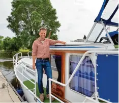  ?? Fotos: dpa ?? Hans Stützle ist Besitzer der Bootswerft Winkler und auch Bootsbauer. Ist ein Schiff fertig gebaut, macht er eine Probefahrt damit.