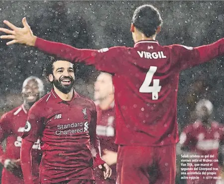  ?? F: GETTY IMAGES ?? Salah celebra su gol del viernes ante el Wolves con Van Dijk, que marcó el segundo del Liverpool tras una asistencia del propio astro egipcio