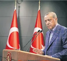  ?? FOTO: DPA ?? Die knappe Entscheidu­ng der Türken, ihrem Präsidente­n Erdogan zu mehr Macht zu verhelfen, beschäftig­t auch viele Menschen in Deutschlan­d.
