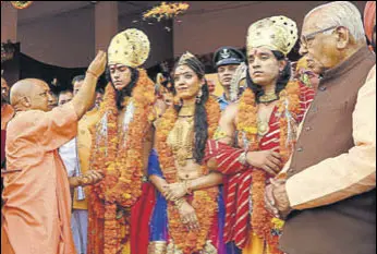  ?? DEEPAK GUPTA/HT ?? Uttar Pradesh chief minister Yogi Adityanath (left) welcomes artistes dressed up as Lord Ram, Sita and Lakshman after their arrival by helicopter for Diwali celebratio­ns in Ayodhya on Wednesday. Governor Ram Naik (right) looks on.