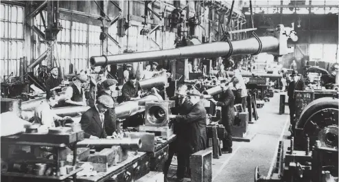  ?? ARCHIVES AGENCE FRANCE-PRESSE ?? Des ouvriers travaillen­t dans une usine d’armements en Grande-Bretagne, à l’orée de la Seconde Guerre mondiale en novembre 1938.