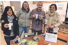  ?? FOTO: STEPHAN SINGER ?? Beim Geschenket­ausch im „Krämerlade­n“hatten sie auch als Beobachter des Geschehens ihren Spaß (v.l.): Caterine Moritz, Tanja und Gunnar Schnabel sowie Mechthild Schmees.