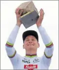  ?? ?? Van der Poel, con el trofeo.