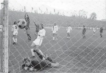  ?? FOTO: FERDI HARTUNG/IMAGO IMAGES ?? Sepp Maier im Bayern-Tor hat das Nachsehen. Hier nach Klaus Toppmöller­s Kopfball, sonst noch sechs weitere Mal an diesem denkwürdig­en Herbsttag 1973 auf dem Betzenberg.