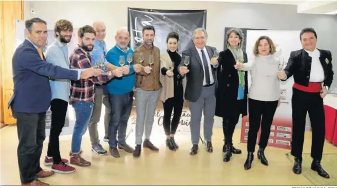  ?? REPORTAJE GRÁFICO: MANUEL ARANDA ?? Brindis de familia de parte del elenco, colaborado­res y organizado­res ayer en el espacio cultural ‘ArteaDiari­o’.