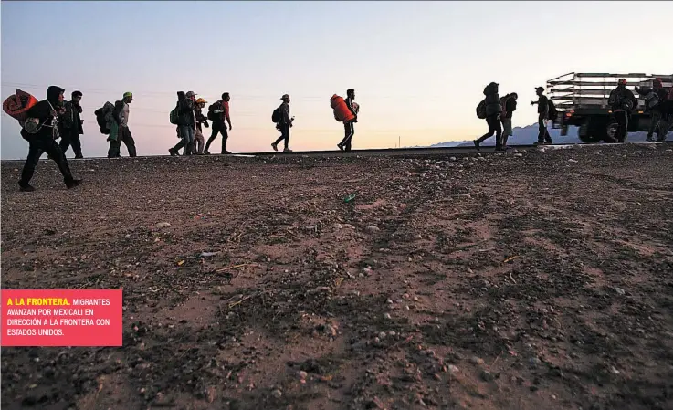  ??  ?? A LA FRONTERA. MIGRANTES AVANZAN POR MEXICALI EN DIRECCIÓN A LA FRONTERA CON ESTADOS UNIDOS.