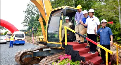  ??  ?? Riot officiates at the earth-breaking ceremony. From right are Ministry of Human Resources secretary-general Datuk Dr Mohd Gazali Abas, Bukit Semuja assemblyma­n John Ilus, and Kedup assemblyma­n Martin Ben.