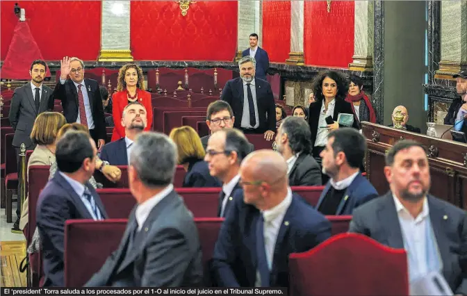  ??  ?? El ‘president’ Torra saluda a los procesados por el 1-O al inicio del juicio en el Tribunal Supremo.