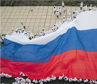  ?? [ Imago ] ?? Medizinstu­denten im ostukraini­schen Luhansk feiern – in einer offenbar konzertier­ten Aktion – die Annexion.