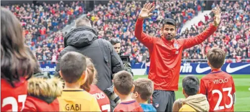  ??  ?? ÍDOLO ROJIBLANCO. Diego Costa fue aclamado por los 25.234 aficionado­s del Atlético que fueron a su presentaci­ón el día 31.