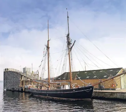  ??  ?? Am Ende des Mariagerfj­ords liegt das Maritime Kulturcent­er mit seiner Holzschiff­swerft. Am Anleger dümpeln schmucke Segelschif­fe.
