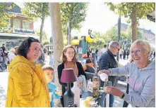  ?? ?? Vor „Oui“schenkt Doris Fassbender den Wermut Chavi aus. Sohn Sven Hermann ist Mitgründer des Weins.