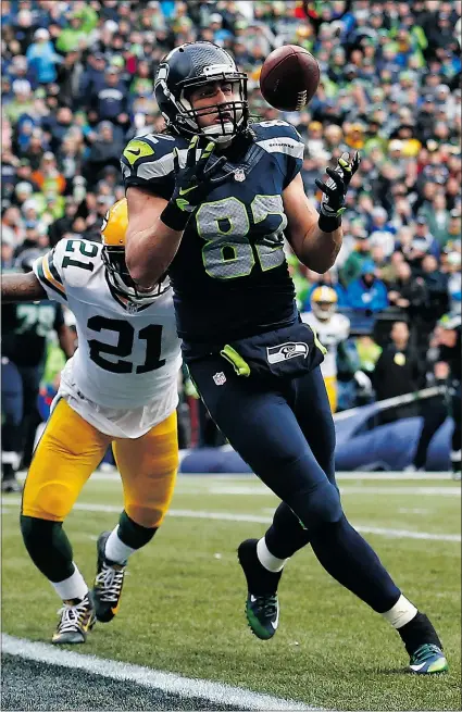  ?? — GETTY IMAGES FILES ?? Canadian tight end Luke Willson catches a two-point conversion from Russell Wilson during the Seahawks’ 28-22 overtime win over the Green Bay Packers Sunday in Seattle.