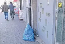  ?? FOTO: MILBRET ?? Dreck und Müll, wie hier an der Krefelder Straße, dazu eine Schrottimm­obilie an der Annastraße: Der Bereich um den Marktplatz verkommt.