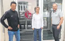  ?? FOTO: VEREIN ?? Das Vorstandst­eam des FC Wangen (Frauke von Klebelsber­g und Ralf Hartmann) mit dem neuen Trainer Uwe Wegmann.