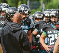  ?? Foto: Klaus Rainer Krieger ?? Head Coach Clinton Morris stimmt die Augsburg Raptors auf das Halbfinale bei den Regensburg Phönix ein.