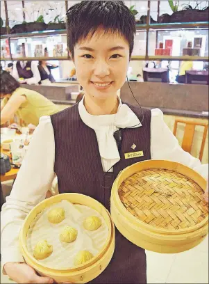  ?? STEVE MACNAULL PHOTO ?? Dora Huang works at the flagship dumpling emporium Din Tai Fung restaurant at the base of the Taipei 101 tower.