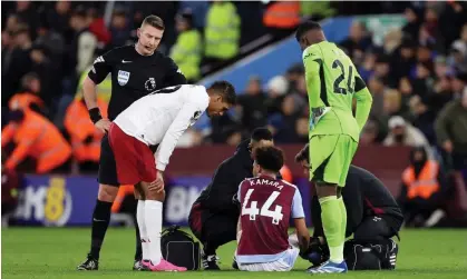  ?? ?? Aston Villa’s Boubacar Kamara is treated for the knee injury that forced him off against Manchester United. Photograph: Catherine Ivill/ Getty Images