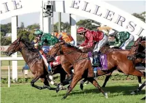  ?? PHOTO: TRISH DUNELL ?? Hiflyer and Johnathan Parkes squeeze through a gap between Splurge (inner) and Volkstok’n’barrell (outer) to win.