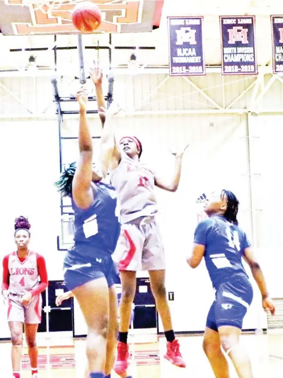  ??  ?? Ja’mia Hollings puts up a shot for East Mississipp­i Community College during the season.