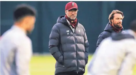  ?? FOTO: MARTIN RICKETT/DPA ?? Trainer Jürgen Klopp führt mit seinem FC Liverpool die Premier League mit großem Vorsprung an.