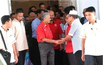  ?? — Bernama photo ?? Dr Mahathir greets Kedah PH leaders at Dewan Seri Mentaloon. Among those present is Kedah Menteri Besar Datuk Seri Mukhriz Mahathir.