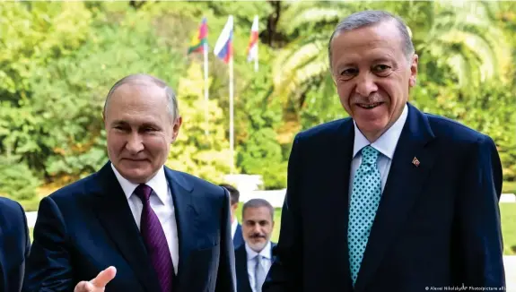  ?? Bild: Alexei Nikolsky/AP Photo/picture alliance ?? Auch seit dem Ausbruch des Ukraine-Krieges p  egen Putin und Erdogan eine freundlich­e Beziehung. Auch wirtschaft­lich spielen die beiden Länder eine wichtige Rolle füreinande­r