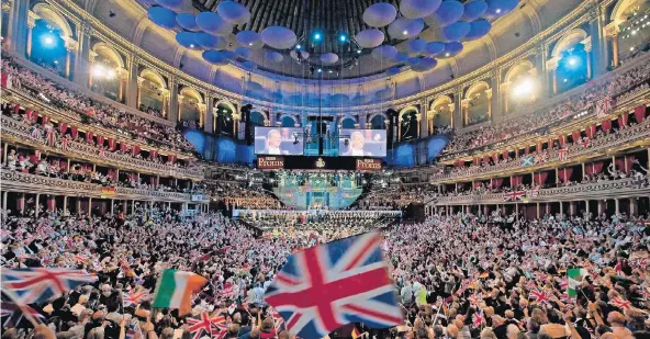  ?? FOTO: DPA ?? Fahnen wehen, 9500 Herzen schlagen höher: Die „Last Night of the Proms“ist der Höhepunkt jeder Londoner Konzertser­ie in der Royal Albert Hall.