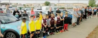  ?? ?? De jeunes footballeu­rs ont assisté à la cérémonie