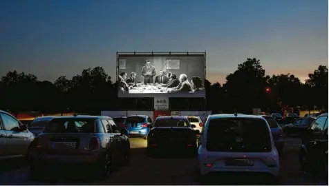  ?? Foto: Marcus Merk ?? Nach dem Sonnenunte­rgang setzt die Vorführung ein: In Gersthofen sind die ersten Szenen von „Die 1000 Glotzböbbe­l vom Dr. Mabuse“zu sehen.