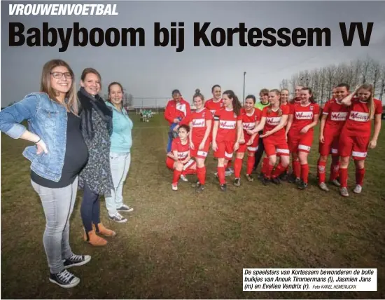  ?? Foto KAREL HEMERIJCKX ?? De speelsters van Kortessem bewonderen de bolle buikjes van Anouk Timmermans (l), Jasmien Jans (m) en Evelien Vendrix (r).