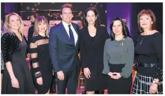  ??  ?? Le président d’honneur, Pierre Karl Péladeau, et la mairesse, Valérie Plante, sont entourés (de gauche à droite) des ambassadri­ces Céline Sage, STM, Claudine Pelletier, Collège St-Jean-Vianney, Gabrielle Brochu, avocate associée, Langlois avocats, et...