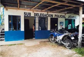  ?? JULIO SEGURA ?? Un hombre hizo el teatro de pedir ayuda para atacar al oficial.