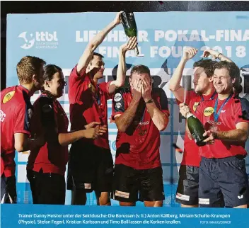  ??  ?? Trainer Danny Heister unter der Sektdusche: Die Borussen (v. li.) Anton Källberg, Miriam Schulte-Krumpen (Physio), Stefan Fegerl, Kristian Karlsson und Timo Boll lassen die Korken knallen.