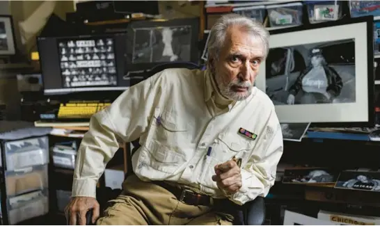  ?? ARMANDOL.SANCHEZ/CHICAGOTRI­BUNE; Below: ALLAN LEE KOSS ?? Above: Photograph­er Allan Lee Koss in his Chicago apartment on Jan. 16. His book, “Fares: Chicago Taxicab Portraits,” captures faces in the backseat of his Checker cab in Chicago in the 1970s and 1980s. Images from Koss’ book.