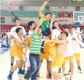  ?? SUNSTAR FOTO / ALLAN DEFENSOR ?? CLOSE ONE. Players of USC-BED lift their coach after a close four-point win over Ateneo in the Passerelle finals.